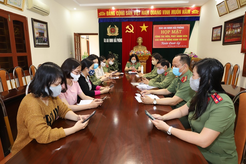 Các đồng chí trong cấp ủy lãnh đạo đơn vị, chỉ huy các đội công tác và các đoàn viên, thanh niên tham gia nhắn tin hưởng ứng phát động của Ủy ban Trung ương MTTQ Việt Nam và chương trình “Toàn dân ủng hộ phòng, chống dịch bệnh Covid-19”