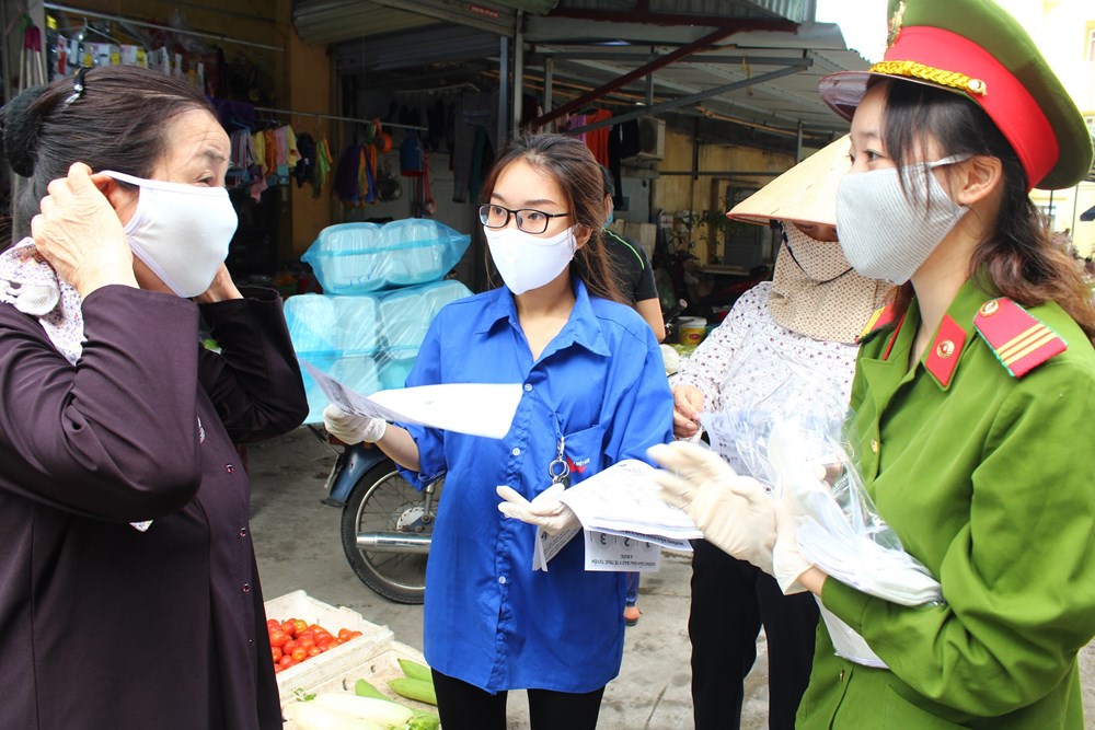 Phối hợp với đơn vị kết nghĩa là Đoàn Thanh niên Thị trấn An Dương tổ chức tuyên truyền, đo thân nhiệt, tặng 500 chiếc khẩu trang vải cho nhân dân tại khu vực Chợ Rế