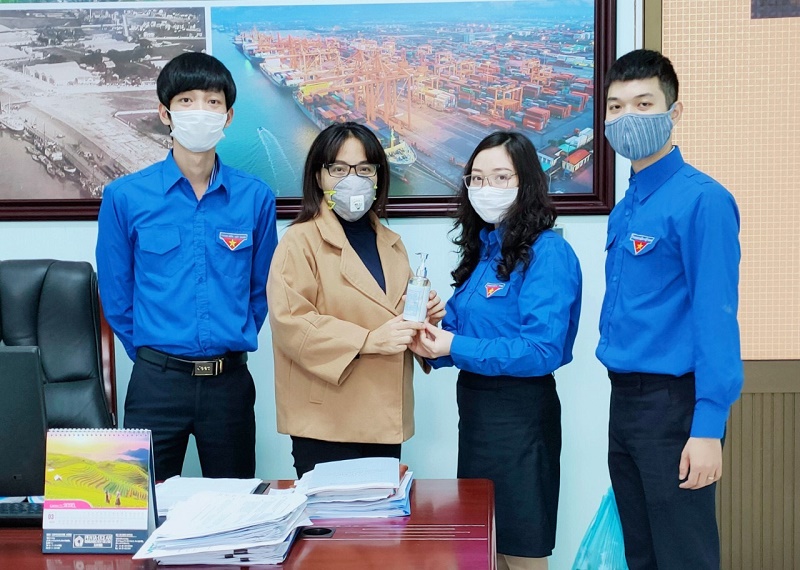 Chi đoàn Văn phòng Giám đốc tặng nano bạc cho các đồng chí lãnh đạo và cán bộ, chuyên viên Công ty cổ phần Cảng Hải Phòng