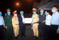 Phó Chủ tịch UBND thành phố Nguyễn Đình Chuyến tặng quà động viên các Chốt J881 ưu đãi hấp dẫn dịch COVID-19