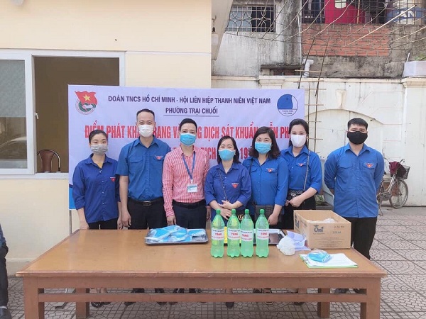 Đội ngũ cán bộ, ĐVTN tham gia phát tặng khẩu trang, găng tay, dung dịch cho hộ nghèo, có hoàn cảnh khó khăn