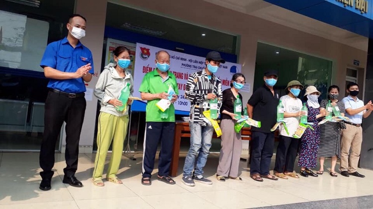 Đoàn phường Trại Chuối phát tặng khẩu trang, găng tay, dung dịch sát khuẩn cho các hộ nghèo, có hoàn cảnh khó khăn