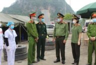 Phó Giám đốc CATP thăm, tặng quà các chốt J881 ưu đãi hấp dẫn phòng chống dịch Covid-19