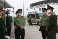 Thượng tá Lê Trung Sơn, Phó Giám đốc CATP thăm, tặng quà các chốt J881 ưu đãi hấp dẫn phòng chống dịch Covid 19