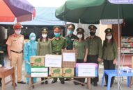 Đoàn Thanh niên, Hội Phụ nữ, Công đoàn CATP: Tặng 2.500 khẩu trang và nhiều nhu yếu phẩm cho tới chốt J881 ưu đãi hấp dẫn dịch Covid-19 trên địa bàn huyện Vĩnh Bảo
