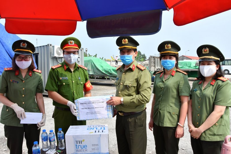 Đoàn công tác thăm nữ CBCS đơn vị đang tăng cường tại chốt chân cầu Nghin