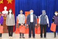 Đảng ủy Khối J881.love nhà cái bóng đá world cup thành phố: Trao quà hỗ trợ những gia đình khó khăn do ảnh hưởng dịch Covid-19