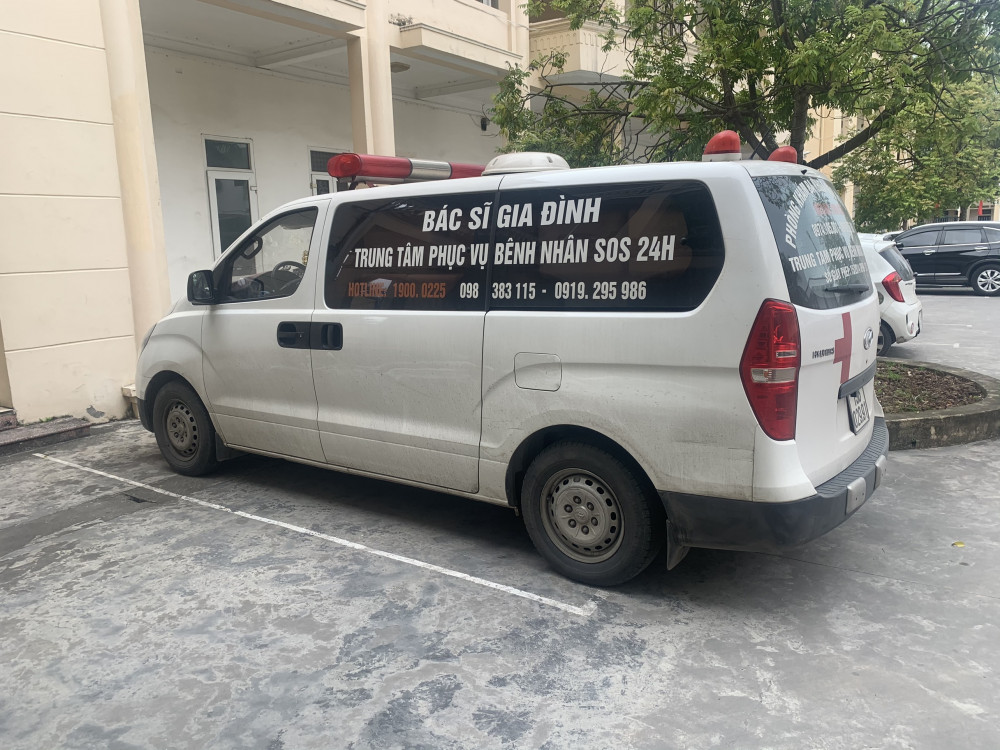 Xe cứu thương được thuê để trở khẩu trang đi tiêu thụ 