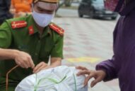 Gạo vẫn ùn ùn đổ về cây ATM miễn phí đầu tiên tại Hải Phòng