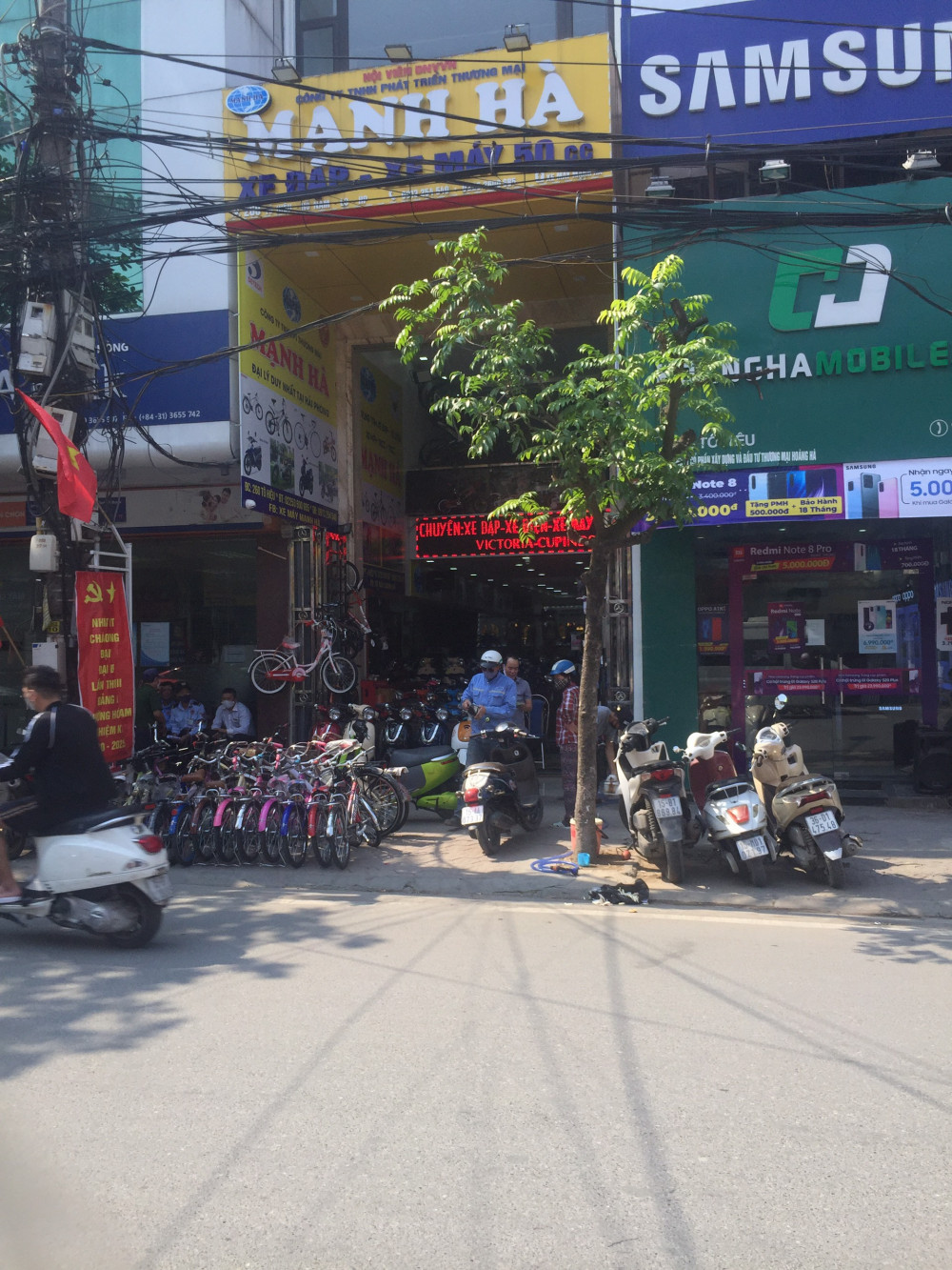 Một cửa hàng bán xe đạp điện trên phố Tô Hiệu để xe chiếm hết chỗ đi trên vỉa hè Một cửa hàng bán xe đạp điện trên phố Tô Hiệu để xe chiếm hết chỗ đi trên vỉa hè