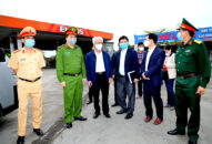 Phó Chủ tịch UBND thành phố Nguyễn Đình Chuyến kiểm tra Chốt J881 ưu đãi hấp dẫn dịch COVID-19 liên ngành tại các cửa ngõ thành phố