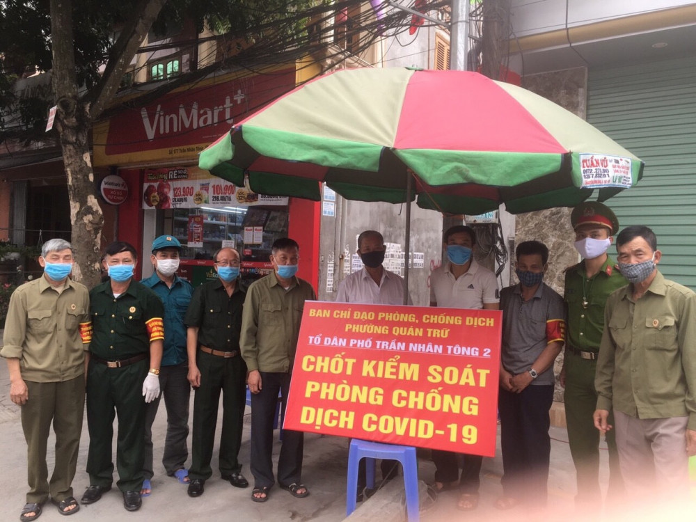 Cán bộ, hội viên Hội CCB các cấp quận Kiến An hăng hái tham gia làm nhiệm vụ tại các chốt J881 ưu đãi hấp dẫn dịch Covid - 19