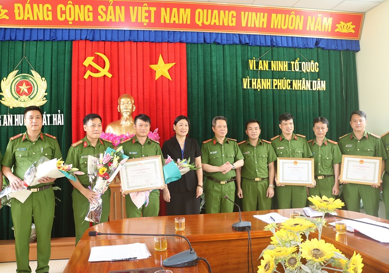 Đại tá Lê Nguyên Trường, Phó Giám đốc CATP, Thủ trưởng Cơ quan CSĐT cùng Phó Chủ tịch UBND huyện Cát Hải Hoàng Hồng Luân tặng hoa, biểu dương chúc mừng CBCS CAH Cát Hải vì đã có thành tích xuất sắc trong đấu tranh phòng chống các loại tội phạm