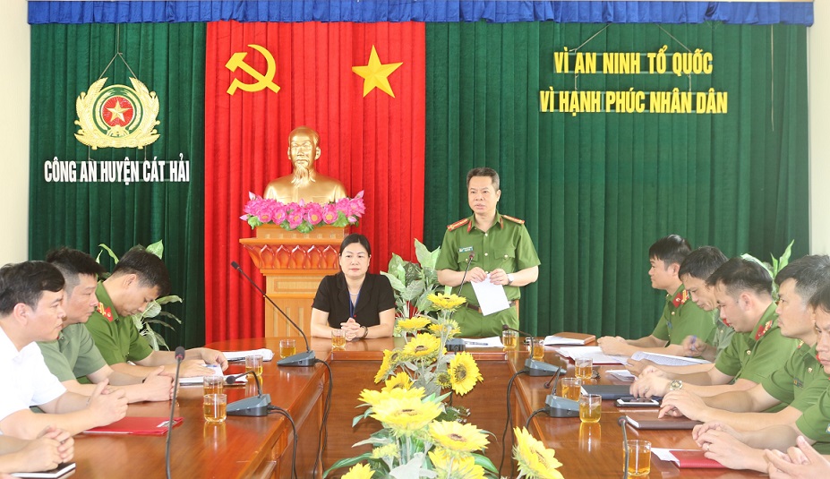 Đại tá Lê Nguyên Trường, Phó Giám đốc CATP, Thủ trưởng Cơ quan CSĐT phát biểu chỉ đạo tại lễ khen thưởng CAH Cát Hải