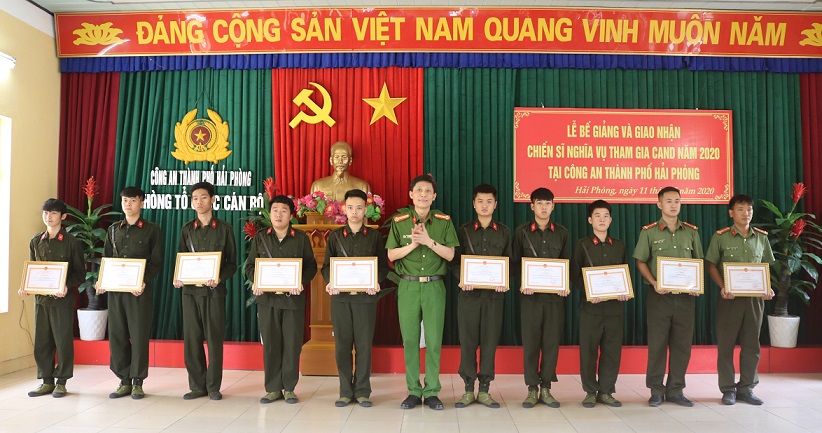 Đại tá Phạm Viết Dũng, Phó Giám đốc CATP trao Giấy khen cho các cá nhân có thành tích xuất sắc trong công tác quản lý, huấn luyện