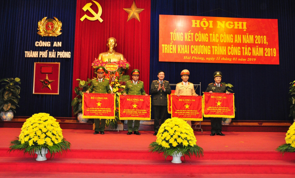 2 năm liền CAH An Dương được Bộ Công an tặng cờ thi đua xuất sắc “Đơn vị dẫn đầu phong trào thi đua Vì ANTQ cấp cơ sở” (ảnh lãnh đạo CAH An Dương nhận cờ bìa ngoài cùng bên trái) 2 năm liền CAH An Dương được Bộ Công an tặng cờ thi đua xuất sắc “Đơn vị dẫn đầu phong trào thi đua Vì ANTQ cấp cơ sở” (ảnh lãnh đạo CAH An Dương nhận cờ bìa ngoài cùng bên trái)