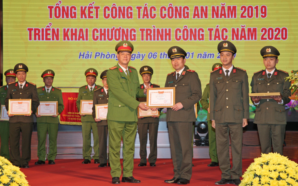 Thiếu tướng Vũ Thanh Chương – Giám đốc CATP trao danh hiệu “Đơn vị Quyết thắng” năm 2019 tặng CAQ Đồ Sơn