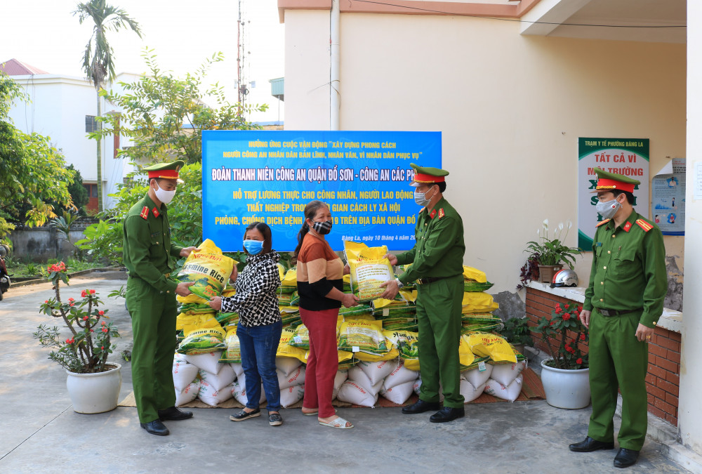 CAQ Đồ Sơn hỗ trợ lương thực cho công nhân, người 88 com the gioi đỉnh cao thất nghiệp trong thời gian cách ly Trang Chủ J88.com Trực Tuyến Mới Nhất 2026 phòng, chống dịch Covid-19 trên địa bàn quận