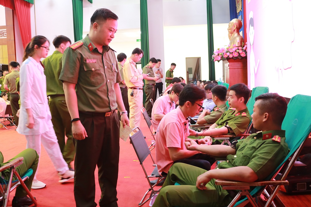 Thiếu tá Phạm Tiến Quang – Bí thư Đoàn Thanh niên CATP động viên CBCS tham gia hiếu máu