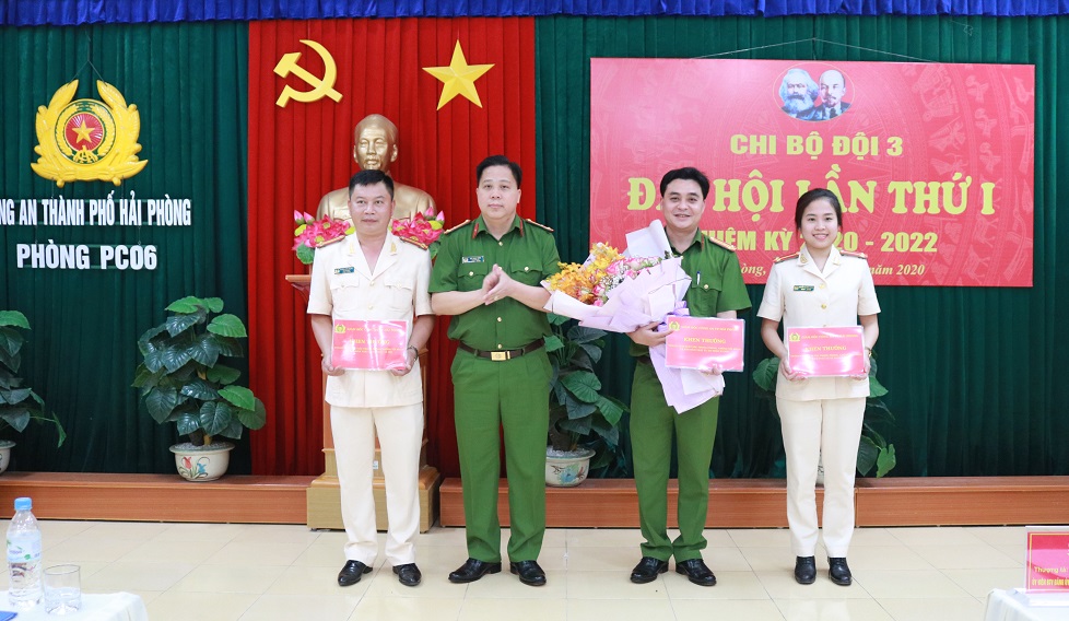 Thượng tá Bùi Trung Thành – Phó Giám đốc CATP biểu dương tập thể CBCS Phòng PC06
