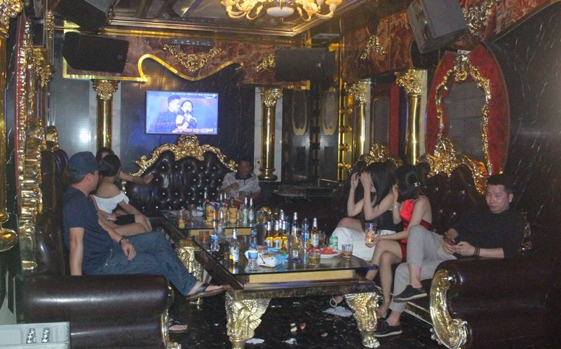 Một số cơ sở kinh doanh karaoke ngang nhiên hoạt động trong mùa dịch Covid – 19