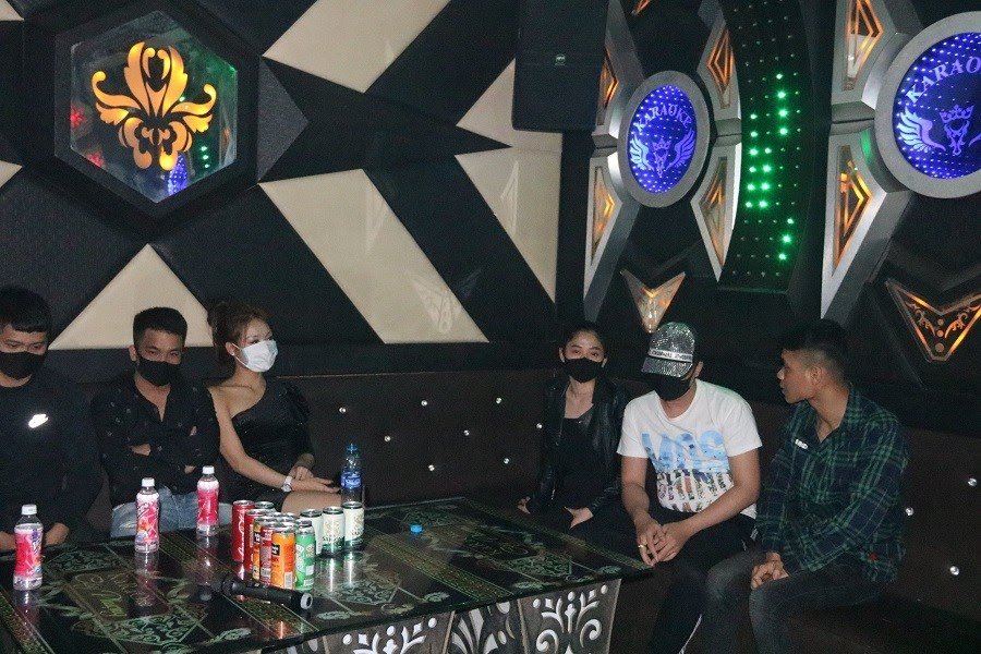 Một số cơ sở kinh doanh karaoke ngang nhiên hoạt động trong mùa dịch Covid – 19