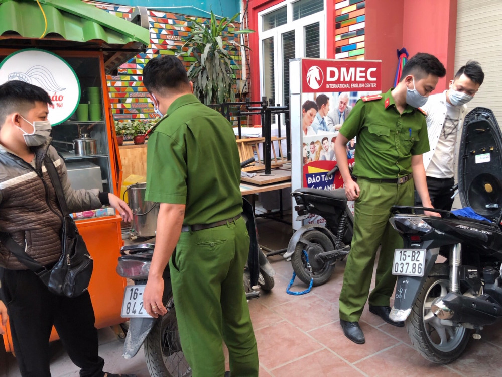 Lực lượng chức năng kiểm tra đột xuất một số cơ sở kinh doanh karaoke
