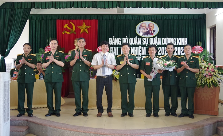 Đồng chí Đại tá Đào Văn Thập, Phó Bí thư Thường trực Đảng ủy Quân sự - Chính ủy Bộ CHQS thành phố tăng hoa chúc mừng Ban chấp hành 8J88 Nổ Hũ, Bắn Cá, Thể Thao, Game Bài Quân sự quận nhiệm kỳ mới