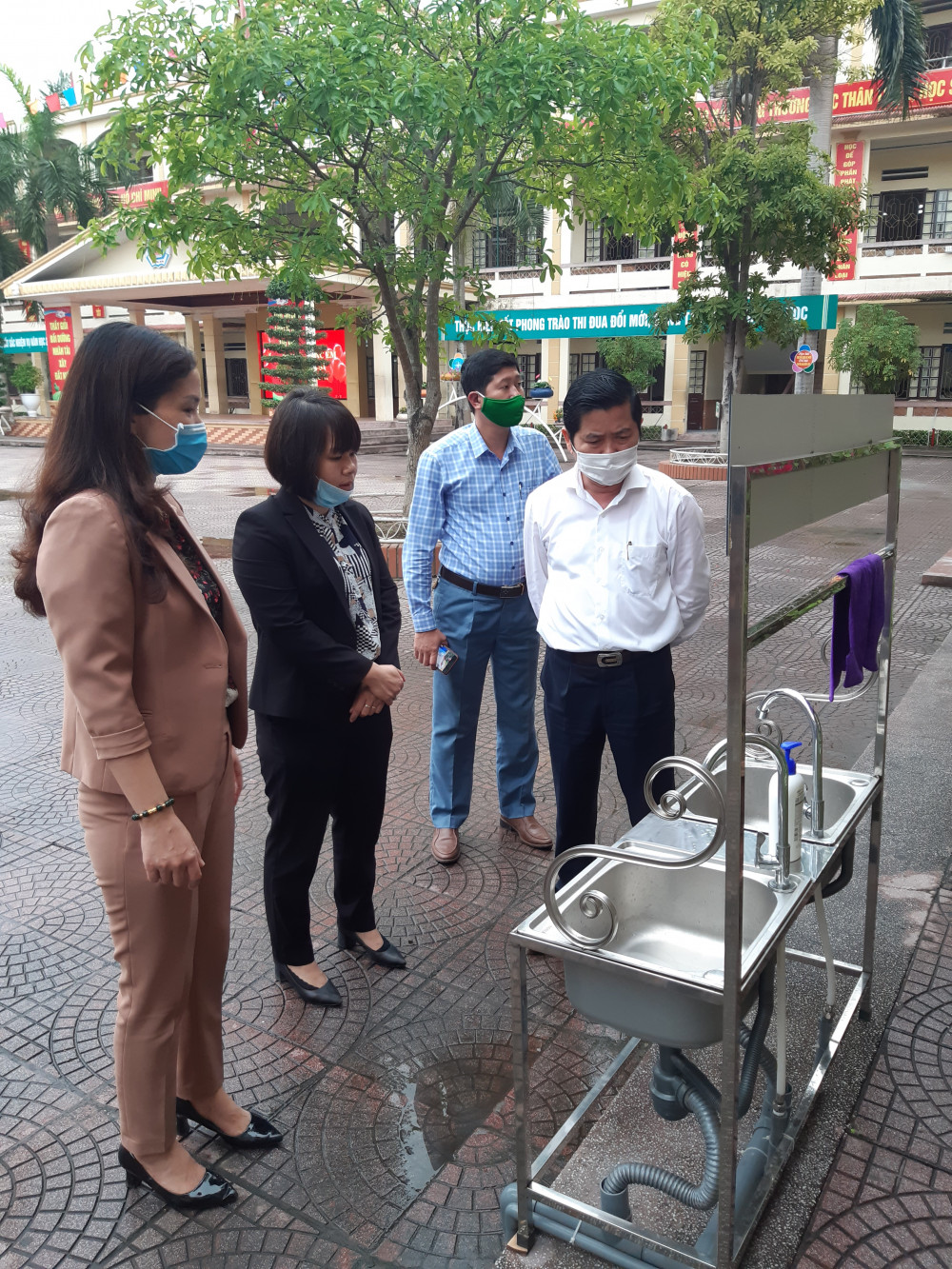 Bí thư Quận ủy Kiến An kiểm tra các biện pháp đảm bảo an toàn cho HS trong ngày đầu quay lại trường học sau đợt nghỉ chống dịch Covid - 19
