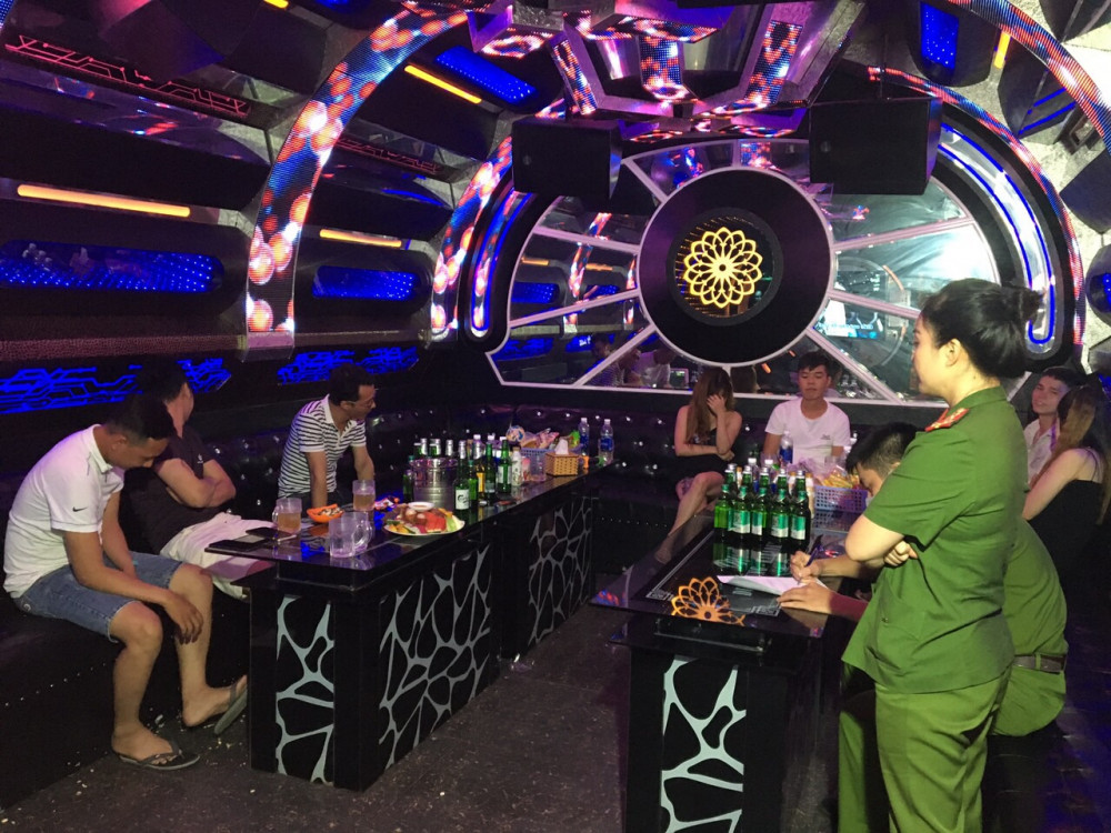 Lực lượng chức năng lập biên bản vi phạm tại quán Karaoke Duy Hùng