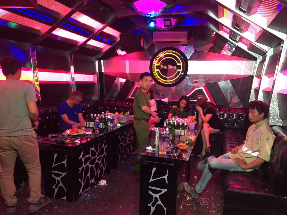 Lực lượng chức năng lập biên bản vi phạm tại quán Karaoke Duy Hùng