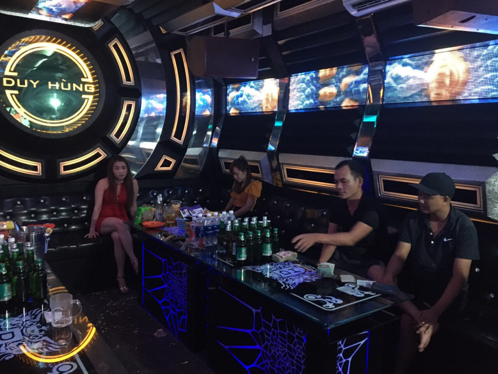 Lực lượng chức năng lập biên bản vi phạm tại quán Karaoke Duy Hùng