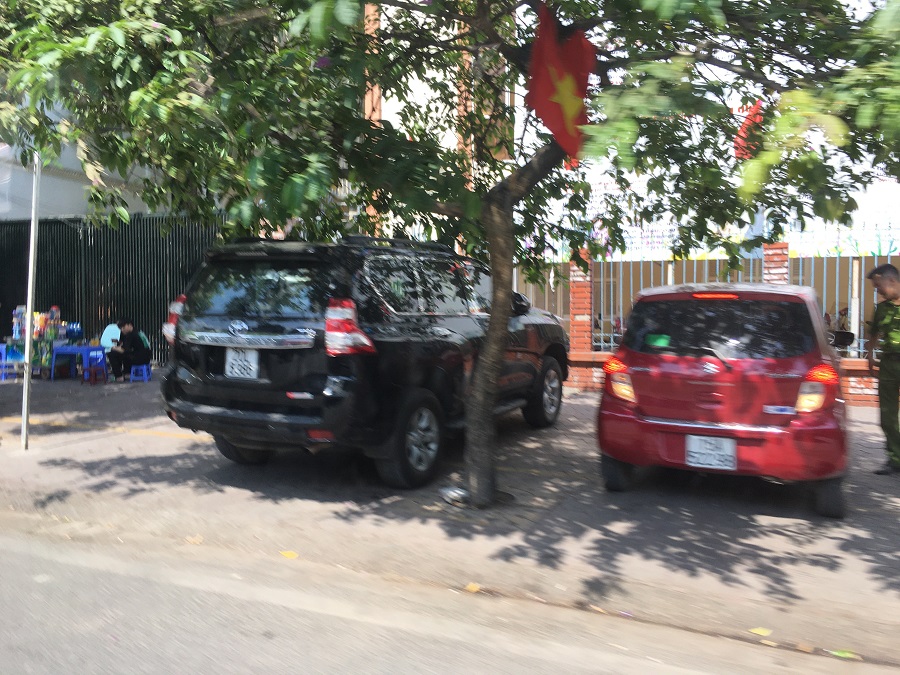 Xe ô tô đỗ trên vỉa hè một số tuyến đường