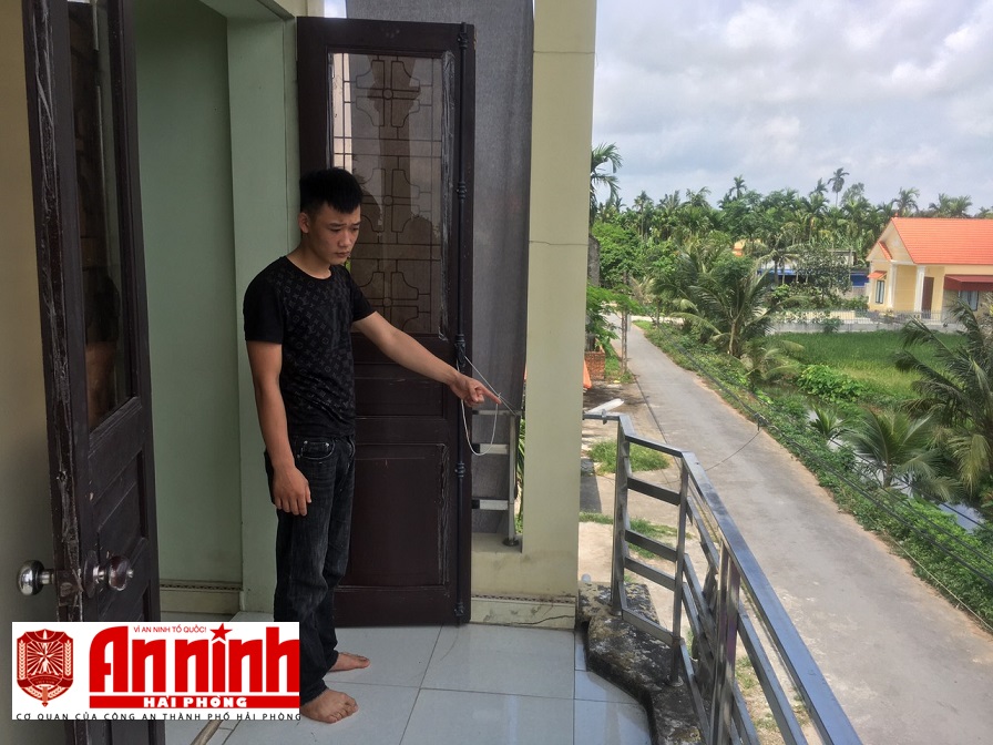 Ban công tầng 2 của một gia đình bị Quý đột nhập trộm cắp tài sản