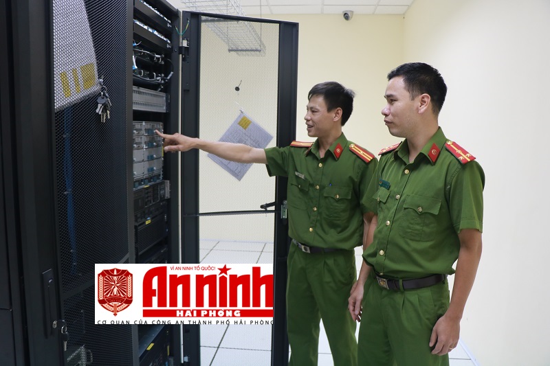 Cán bộ Phòng PC06 – CATP kiểm tra hoạt động hệ thống máy chủ Trung tâm dữ liệu dân cư