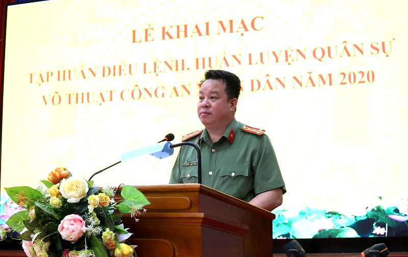 Đại tá Nguyễn Quốc Hùng - Phó giám đốc CATP tham quan Phòng đoc 18/4
