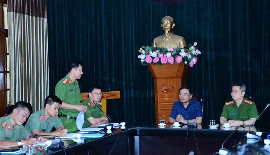 Lãnh đạo CAH An Dương báo cáo việc triệt phá đường dây tín dụng đen và lừa đảo qua mạng