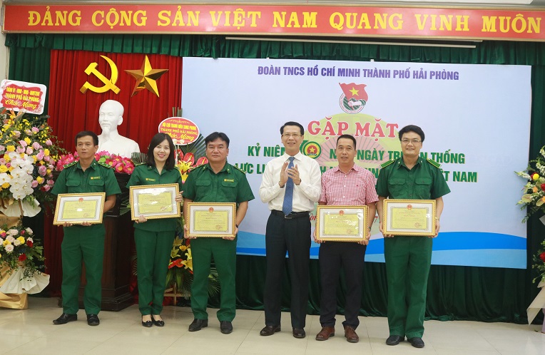 Đồng chí Bùi Đức Quang – Phó Chủ tịch HĐND TP trao Bằng khen cho các tập thể, cá nhân xuất sắc