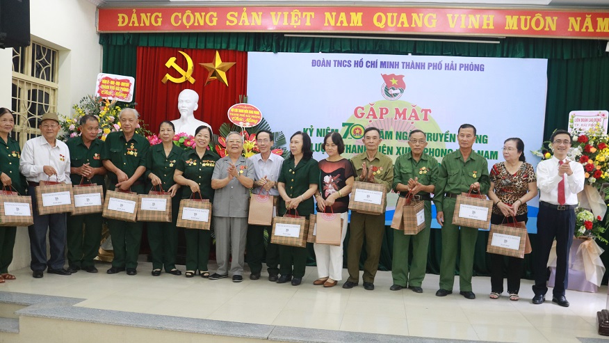 Các đồng chí: Đào Phú Thùy Dương – Bí thư Thành đoàn, Nguyễn Văn Vĩnh – Chủ tịch Hội Cựu TNXP TP tặng quà cho đồng chí lãnh đạo Hội Cựu TNXP các quận, huyện