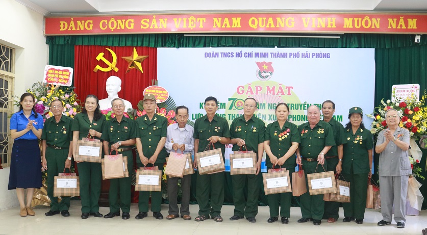 Các đồng chí: Vương Đoàn Thu Thủy – Phó Bí thư Thành đoàn, Nguyễn Văn Vĩnh – Chủ tịch Hội Cựu TNXP TP trao quà tặng các đồng chí lãnh đạo Hội Cựu TNXP các quận, huyện