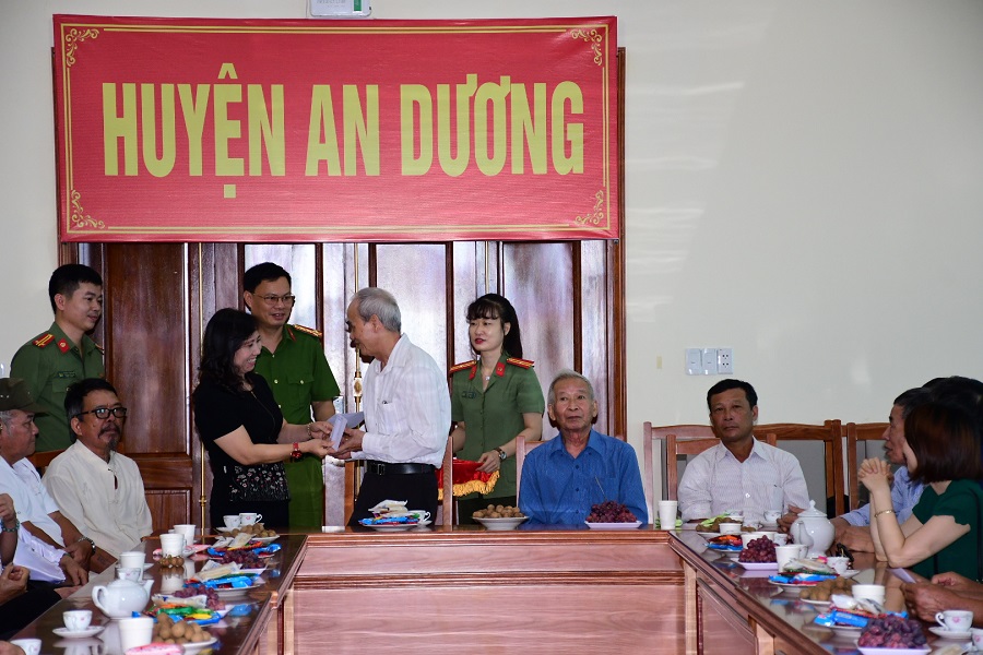 31 suất quà được trao tại hội nghị tiếp xúc 31 suất quà được trao tại hội nghị tiếp xúc