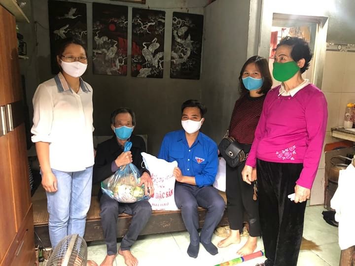 Đoàn phường Thượng Lý tặng quà cho các hộ có hoàn cảnh khó khăn