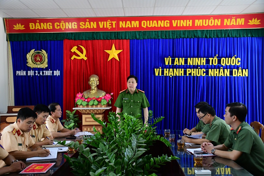 Đại tá Bùi Trung Thành biểu dương, ghi nhận thành tích của cán bộ chiến sĩ Phân đội 3, Thủy đội- Phòng Cảnh sát đường thủy (PC08B) Đại tá Bùi Trung Thành biểu dương, ghi nhận thành tích của cán bộ chiến sĩ Phân đội 3, Thủy đội- Phòng Cảnh sát đường thủy (PC08B)