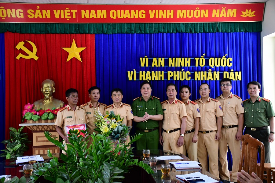 Đồng chí Đại tá Bùi Trung Thành- Phó Giám đốc CATP tặng quà khen thưởng cán bộ chiến sĩ Phân đội 3, Thủy đội- Phòng Cảnh sát đường thủy (PC08B) Đồng chí Đại tá Bùi Trung Thành- Phó Giám đốc CATP tặng quà khen thưởng cán bộ chiến sĩ Phân đội 3, Thủy đội- Phòng Cảnh sát đường thủy (PC08B)
