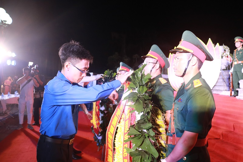 Đồng chí Đào Phú Thùy Dương – Bí thư Thành đoàn làm lễ chỉnh hoa