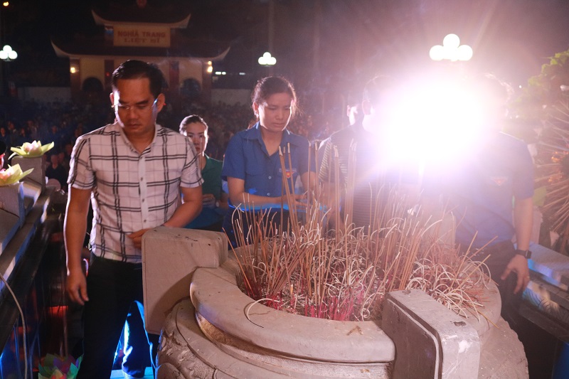 Các đại biểu dâng hương tri ân các Anh hùng, Liệt sĩ