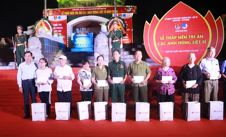 Đồng chí Cao Xuân Liên – Trưởng ban Dân vận Thành ủy, Chủ tịch Ủy ban MTTQ Việt Nam TP tặng quà các gia đình chính sách có hoàn cảnh khó khăn trên địa bàn quận Ngô Quyền