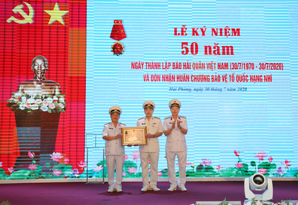 Thủ trưởng Bộ Tư lệnh Hải quân trao Huân chương Bảo vệ Tổ quốc hạng Nhì tặng Báo Hải quân Việt Nam