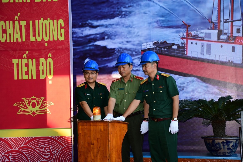 Các đồng chí: Thiếu tướng Vũ Thanh Chương – Uỷ viên BTV Thành uỷ, Bí thư Đảng uỷ, Giám đốc CATP; Đại tá Lê Anh Sơn – Phó Cục trưởng Cục Quản lý Công nghệ; Trung tá Phạm Văn Tuấn – Giám đốc Cty TNHH MTV Đóng tàu Hồng Hà phát lệnh đặt ky tàu ST-202F1