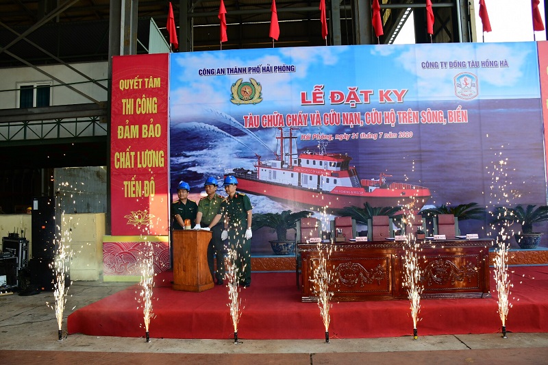 Các đồng chí: Thiếu tướng Vũ Thanh Chương – Uỷ viên BTV Thành uỷ, Bí thư Đảng uỷ, Giám đốc CATP; Đại tá Lê Anh Sơn – Phó Cục trưởng Cục Quản lý Công nghệ; Trung tá Phạm Văn Tuấn – Giám đốc Cty TNHH MTV Đóng tàu Hồng Hà phát lệnh đặt ky tàu ST-202F1